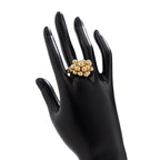 Sormus hopeoiduilla tai kullatuilla helmillä