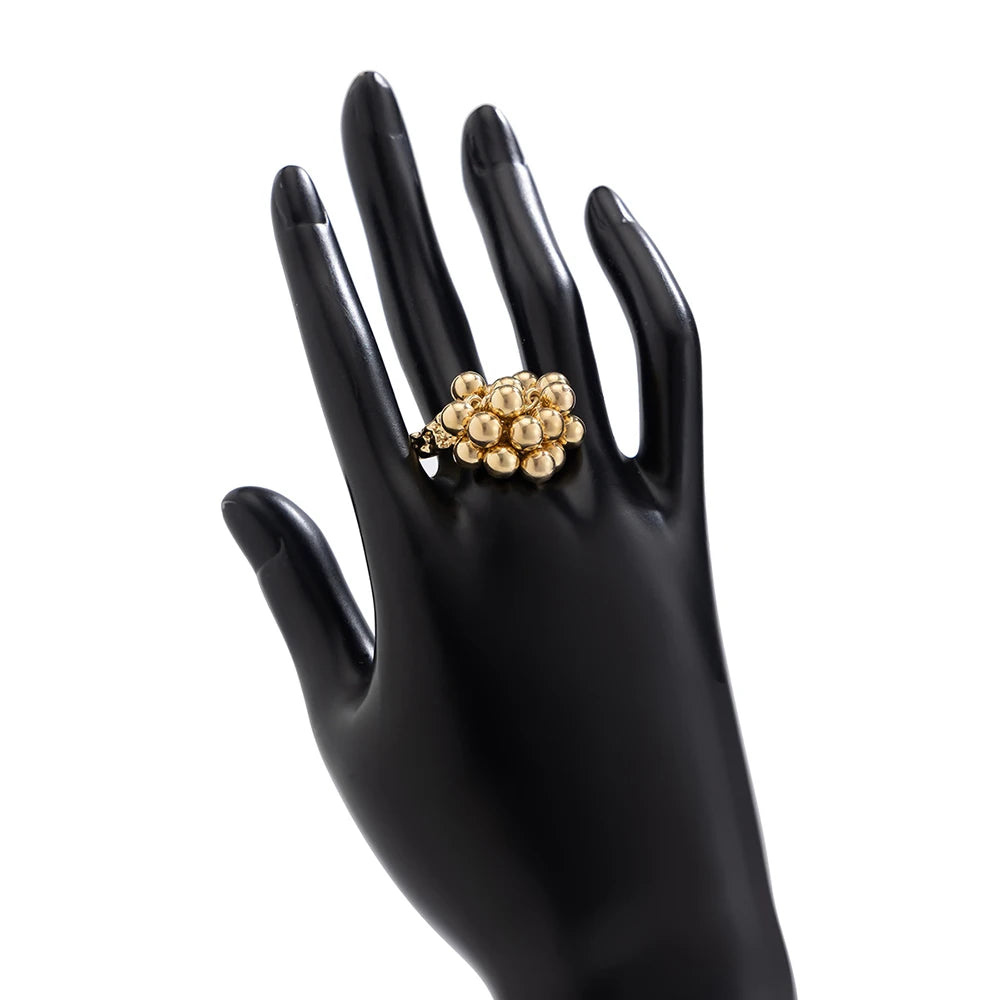 Sormus hopeoiduilla tai kullatuilla helmillä