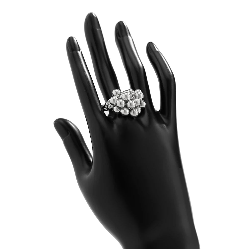 Sormus hopeoiduilla tai kullatuilla helmillä