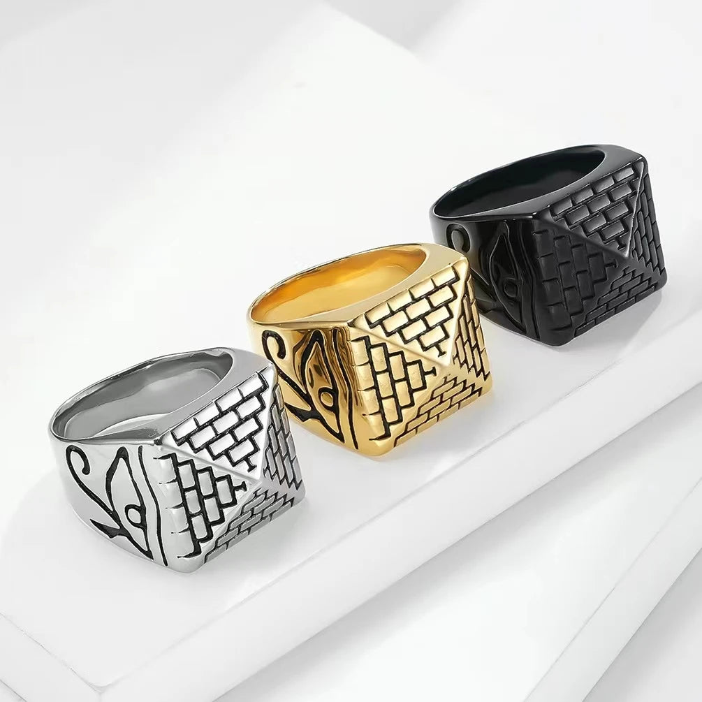 Sormus egyptiläisellä pyramidilla 