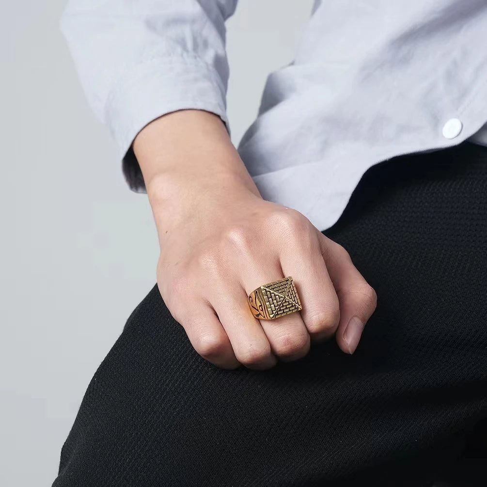 Sormus egyptiläisellä pyramidilla kultainen