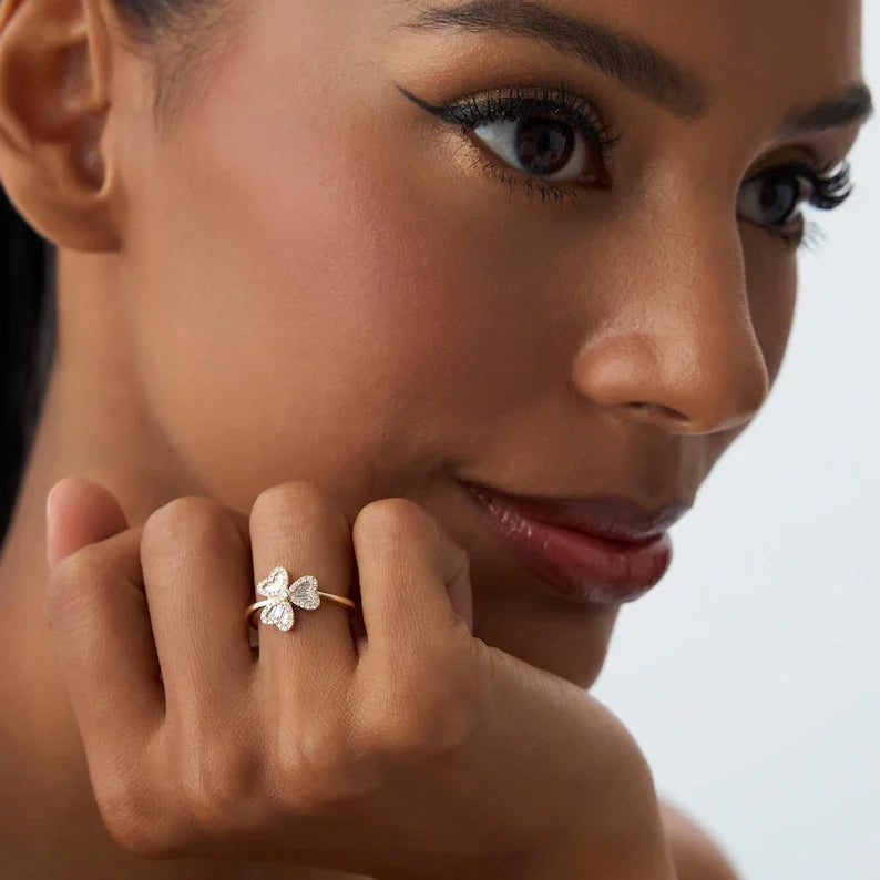 Sormus, jossa on 3-lehtinen apila ja zirkonia