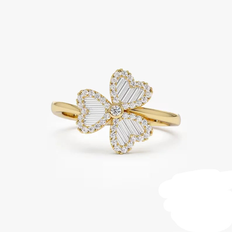 Sormus, jossa on 3-lehtinen apila ja zirkonia