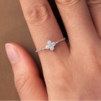 Sormus, jossa on nelilehtinen apila ja zirkonia