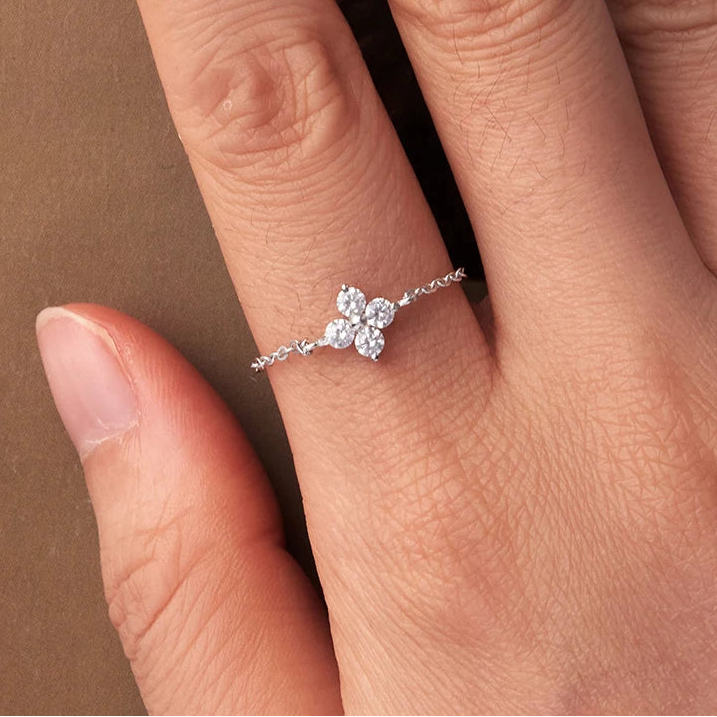 Sormus, jossa on nelilehtinen apila ja zirkonia