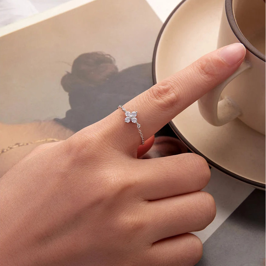 Sormus, jossa on nelilehtinen apila ja zirkonia