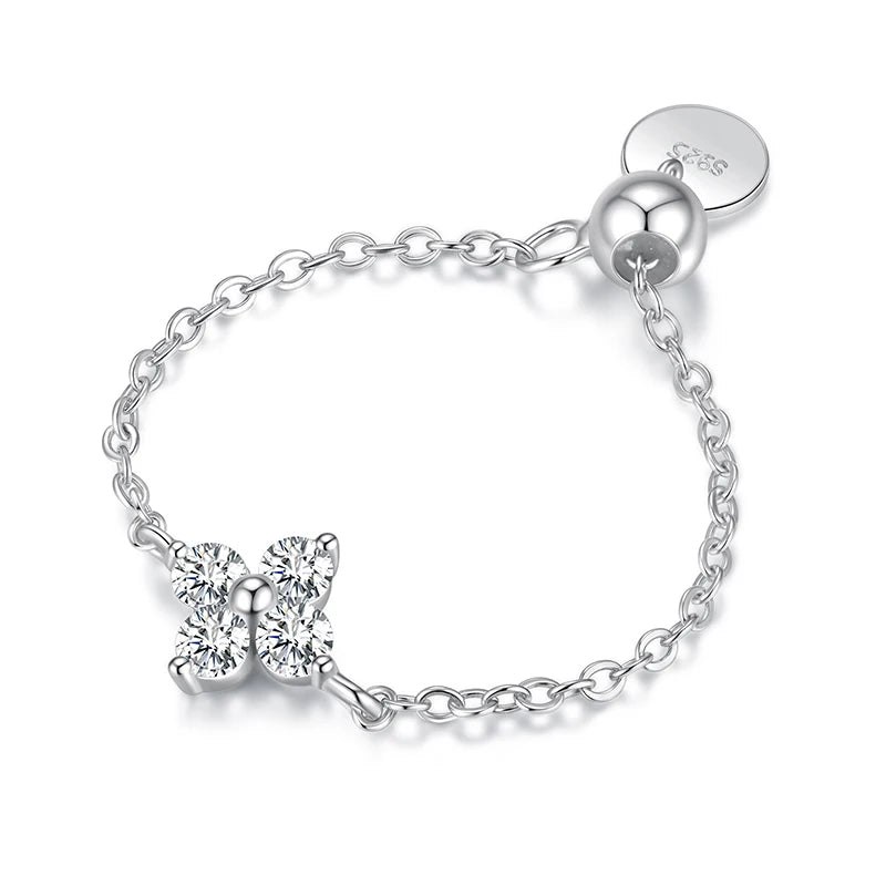 Sormus, jossa on nelilehtinen apila ja zirkonia