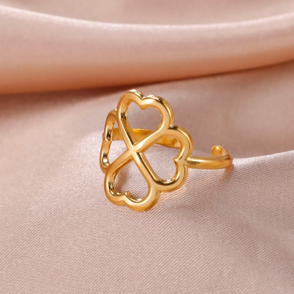 Sormus naisten nelilehtisellä apilalla kulta