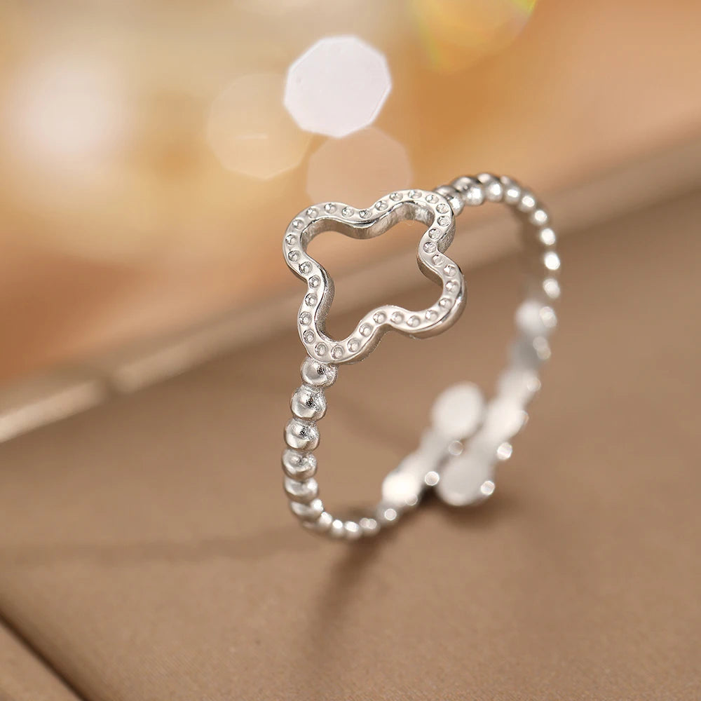 Sormus naisille, jossa nelilehtinen apila, hopea