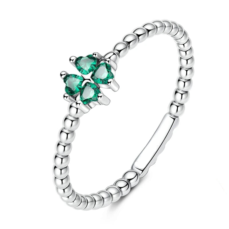 Sormus, jossa vihreä nelilehtinen apila