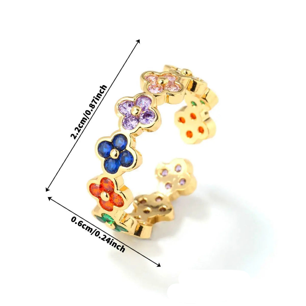 Sormus värillisillä 4-lehtisillä apiloilla ja zirkonilla