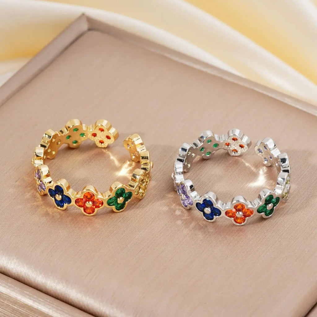 Sormus värillisillä 4-lehtisillä apiloilla ja kullatulla zirkonilla