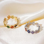 Sormus värillisillä 4-lehtisillä apiloilla ja hopeoidulla zirkonilla