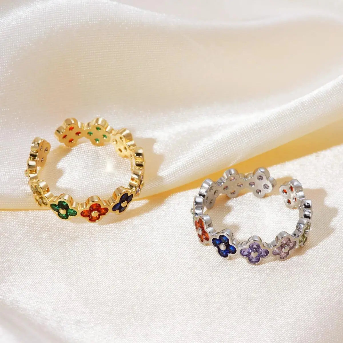 Sormus värillisillä 4-lehtisillä apiloilla ja hopeoidulla zirkonilla