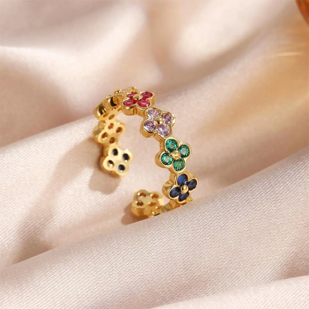 Sormus värillisillä 4-lehtisillä apiloilla ja kullatulla zirkonilla