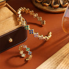 Sormus värillisillä 4-lehtisillä apiloilla ja kullatulla zirkonilla