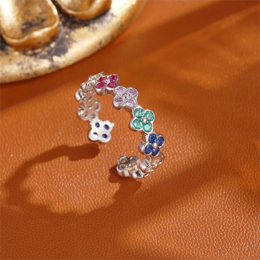 Sormus värillisillä 4-lehtisillä apiloilla ja hopeoidulla zirkonilla