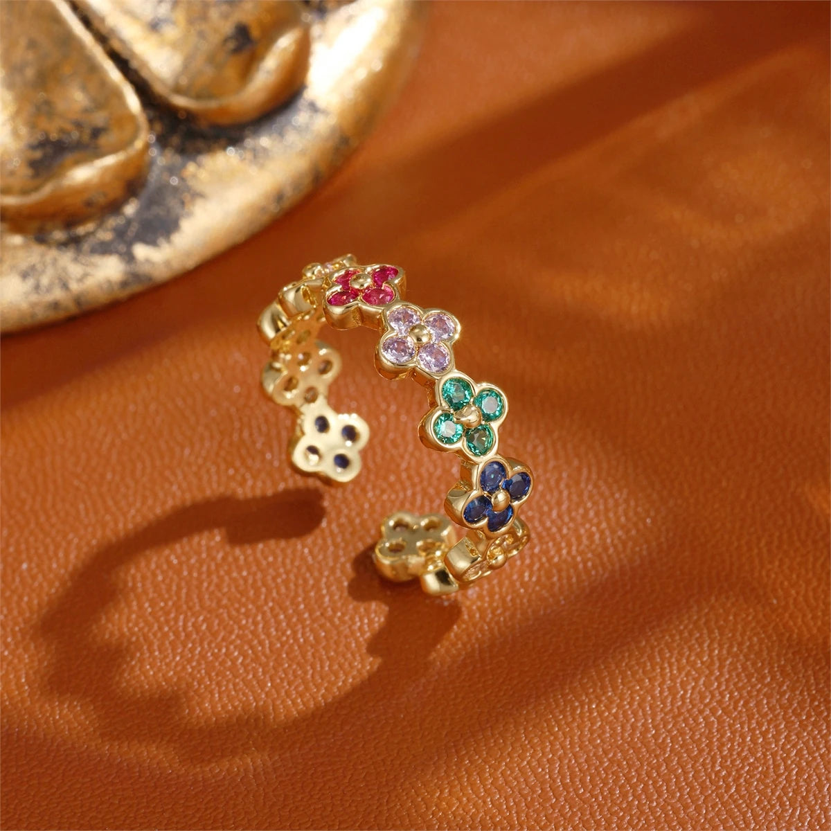 Sormus värillisillä 4-lehtisillä apiloilla ja kullatulla zirkonilla