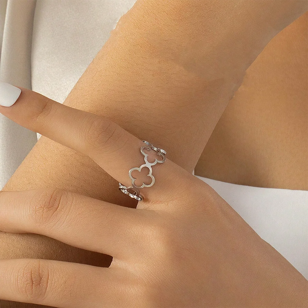 Sormus onnenapiloilla, joissa on neljä lehteä, hopea