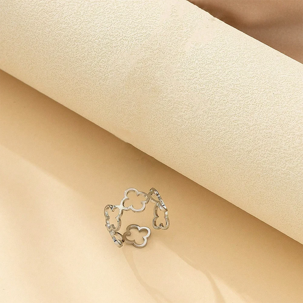 Sormus onnenapiloilla, joissa on neljä lehteä, hopea