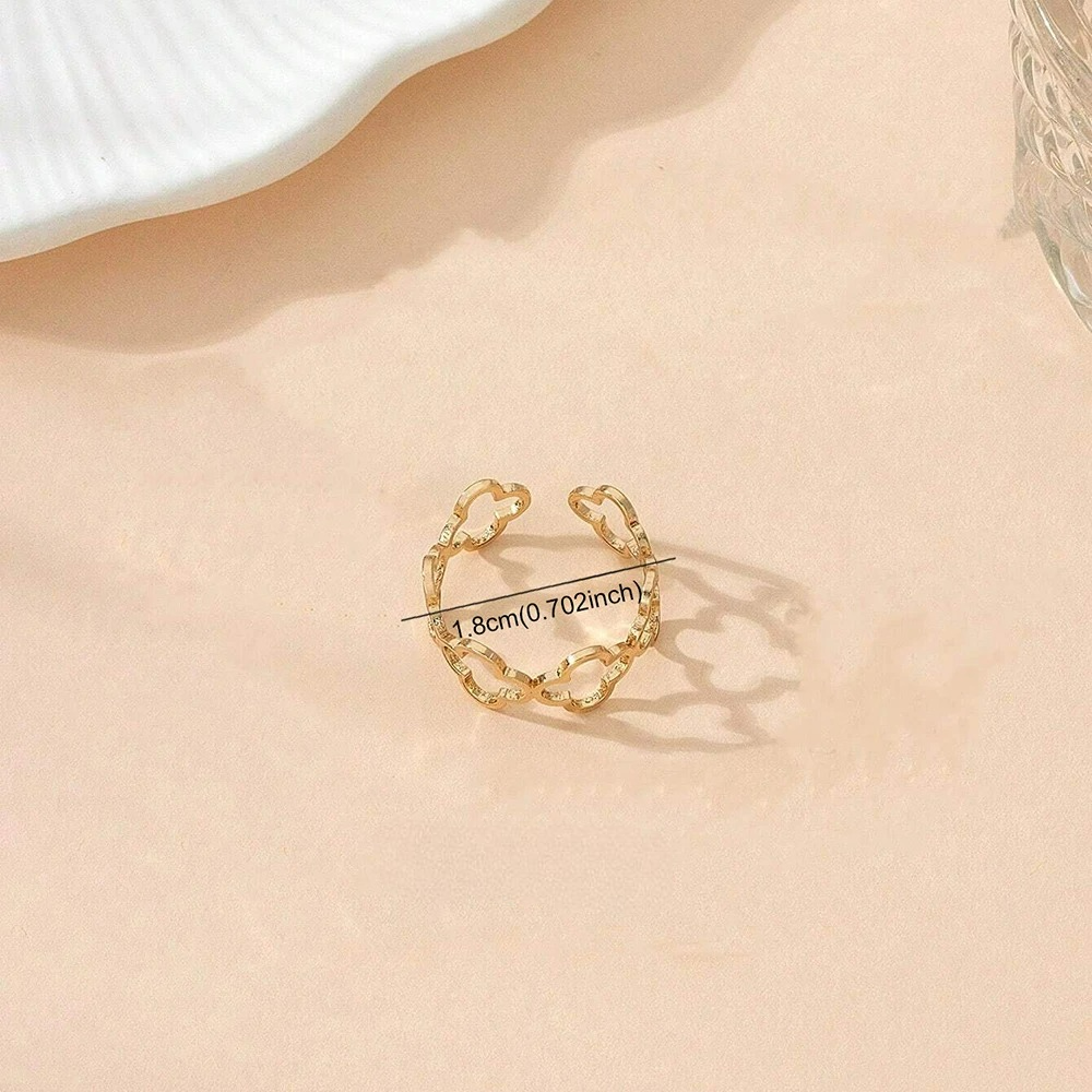 Sormus onnenapiloilla, joissa on neljä lehteä