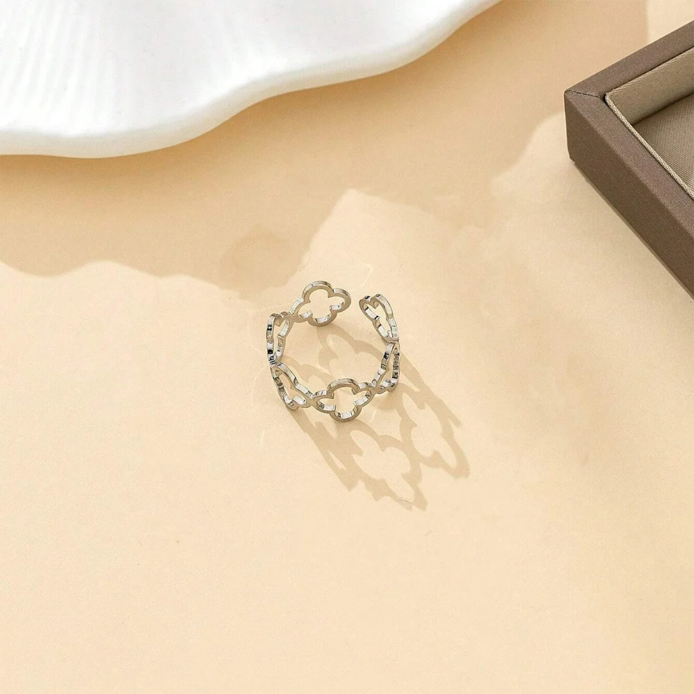 Sormus onnenapiloilla, joissa on neljä lehteä, hopea