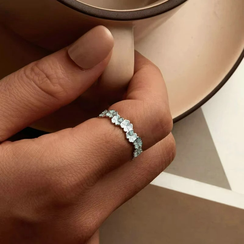 Sormus, jossa on nelilehtiset apilat, vihreät