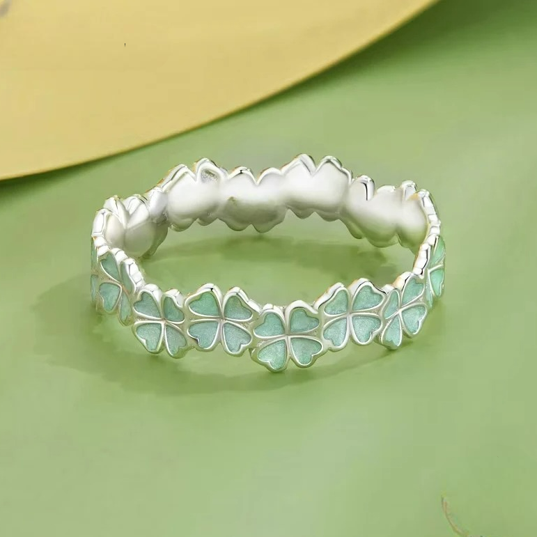 Sormus, jossa on nelilehtiset apilat, vihreät