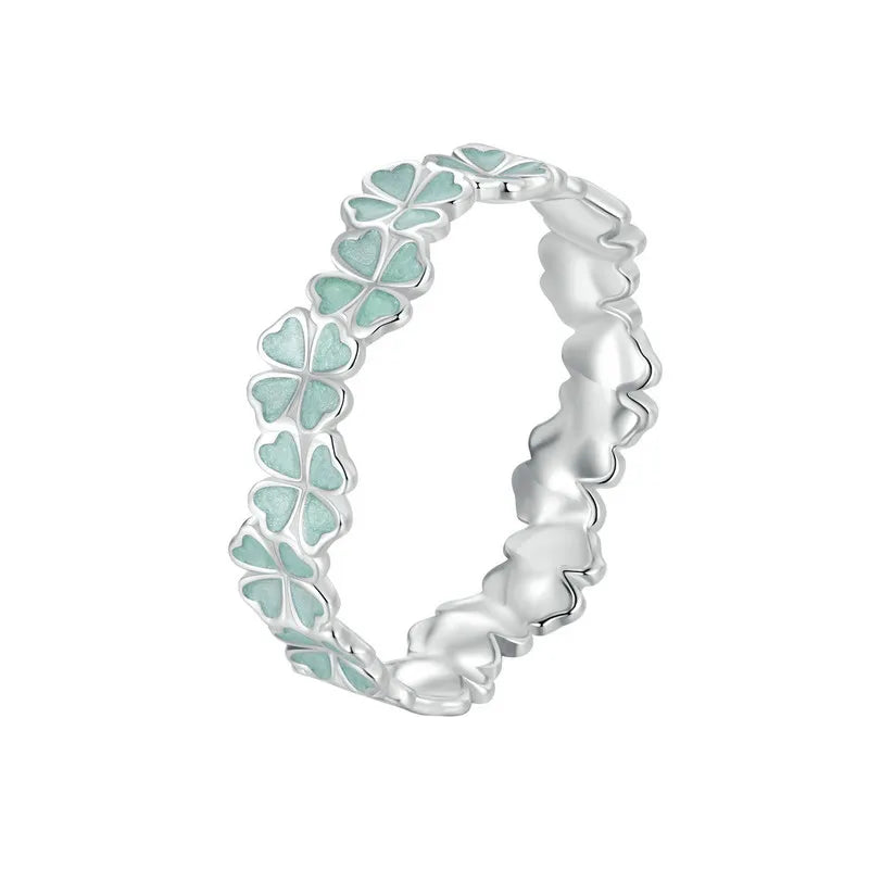 Sormus, jossa on nelilehtiset apilat, vihreät