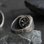 Neliönmuotoinen sormus egyptiläistyylillä