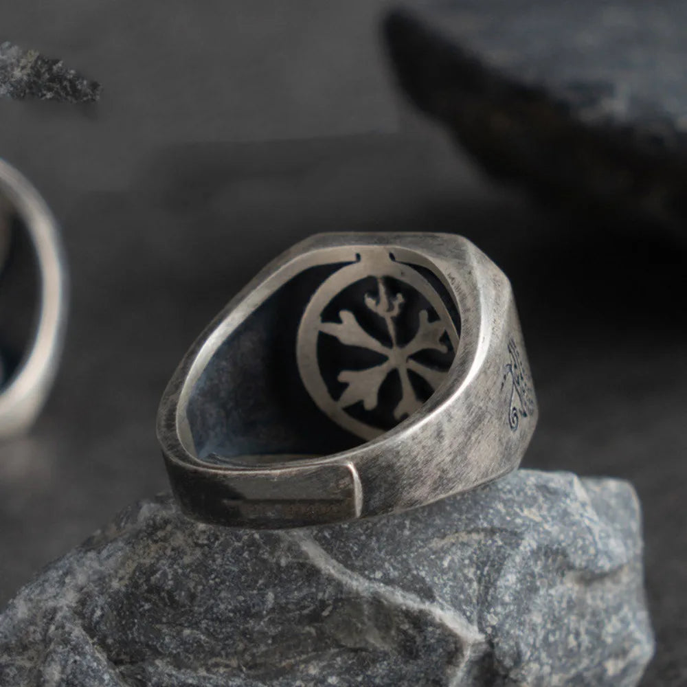 Neliönmuotoinen sormus egyptiläistyylillä