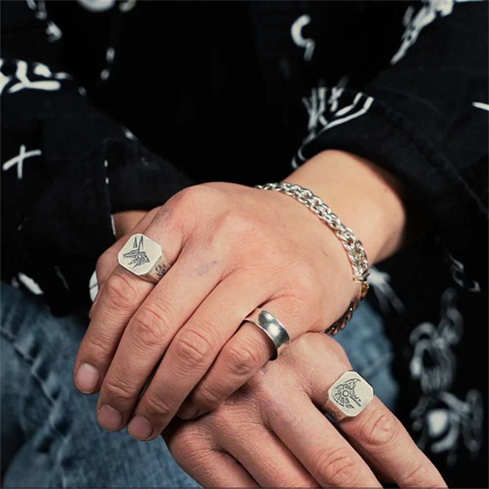 Neliönmuotoinen sormus egyptiläistyylillä Horuksen silmä