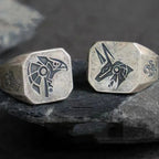 Neliönmuotoinen sormus egyptiläistyylillä Anubis