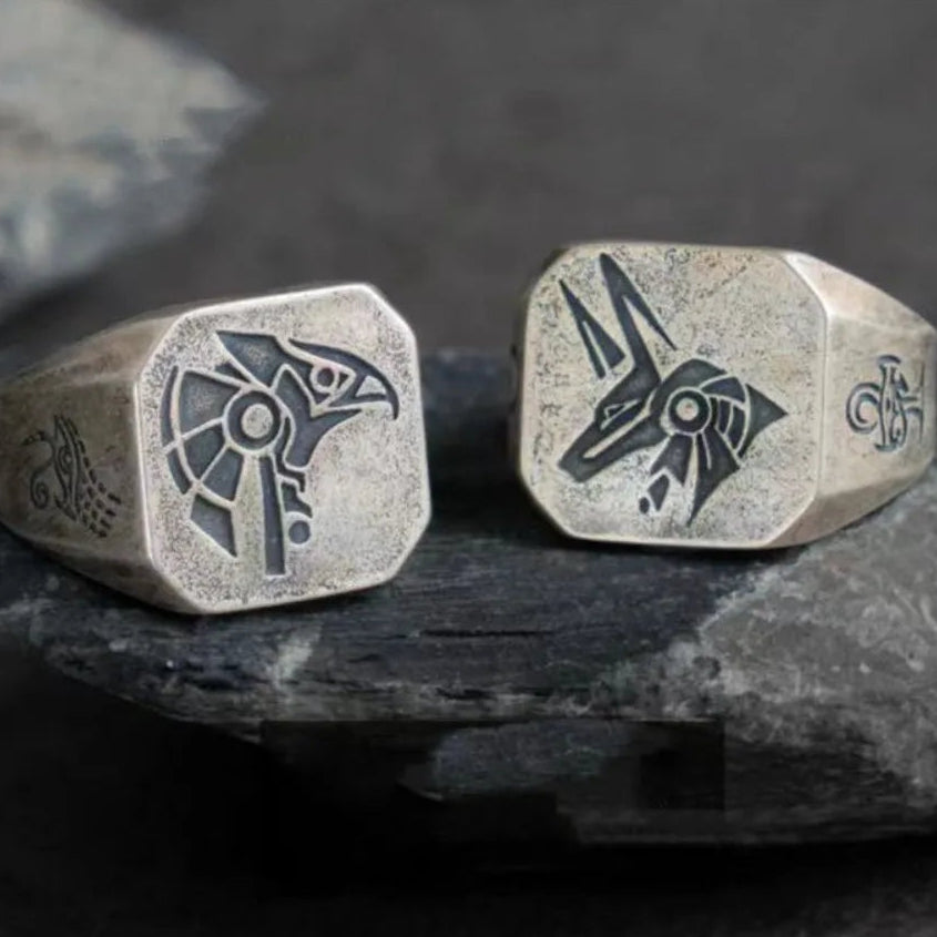 Neliönmuotoinen sormus egyptiläistyylillä Anubis