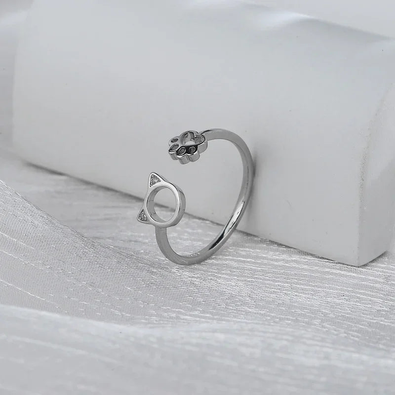 Kissasormus tassuilla