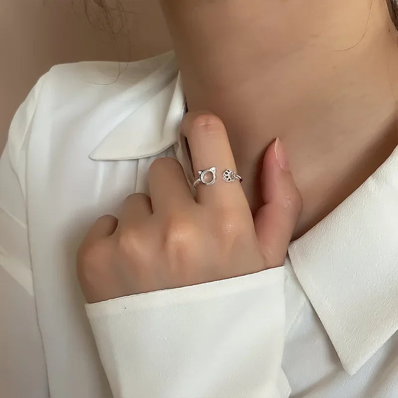 Hopeinen kissasormus tassuilla