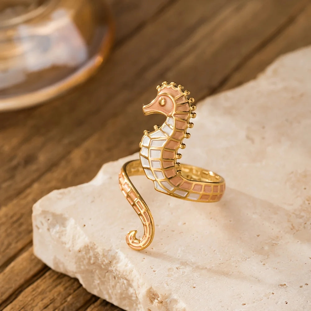 Beige merihevoskuorikoru sormus