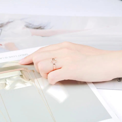 Hienovarainen risti -sormus