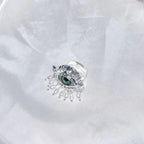 Suojaussormus sinisellä silmällä ja hopeisilla helmillä