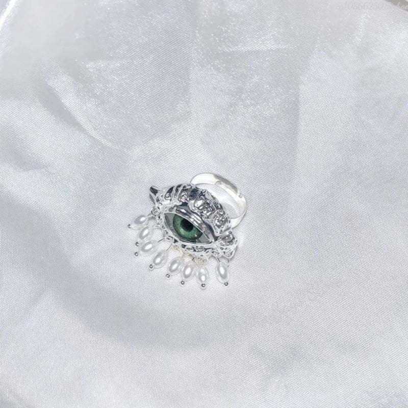 Suojaussormus sinisellä silmällä ja hopeisilla helmillä