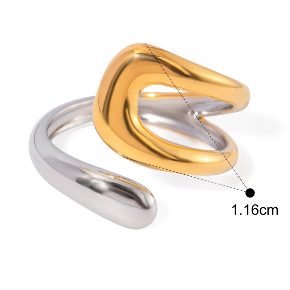 Kultainen ja hopeinen rengas ontolla vesipisaran muotoisella koristuksella