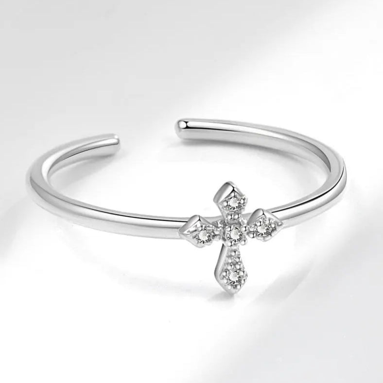 Tyylikäs sormus zirkoniristillä