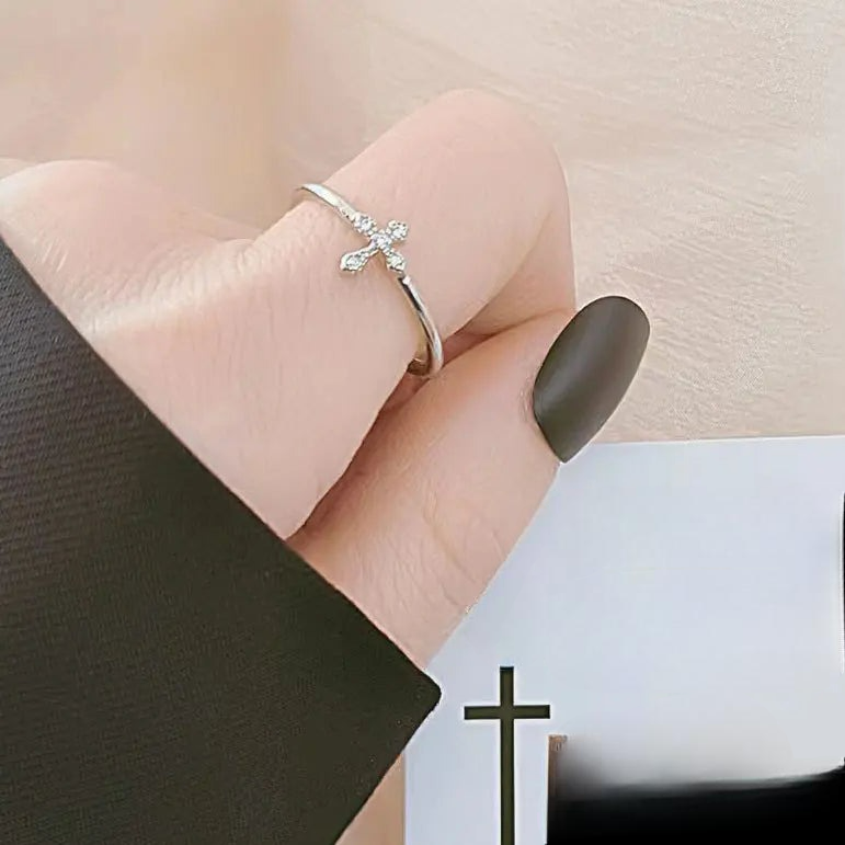 Tyylikäs sormus zirkoniristillä