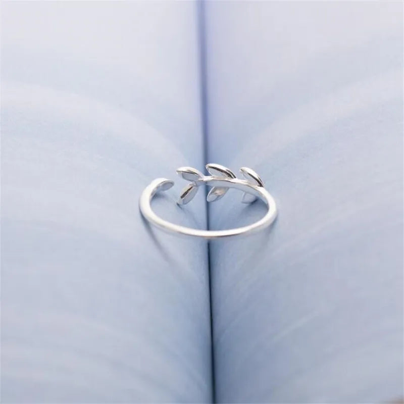 Elegantti sormus laakerinlehdellä