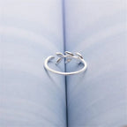 Elegantti sormus laakerinlehdellä