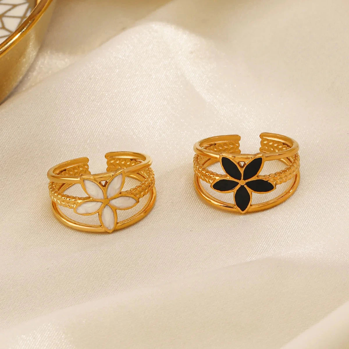 Elegantti sormus valkoisella kukalla