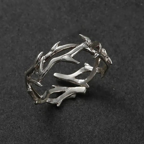 Sormus hopeoiduista korallin oksista