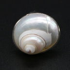 Helmikuorista valmistettu sormus