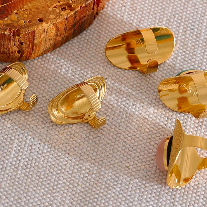 Etninen sormus luonnollisella kivellä