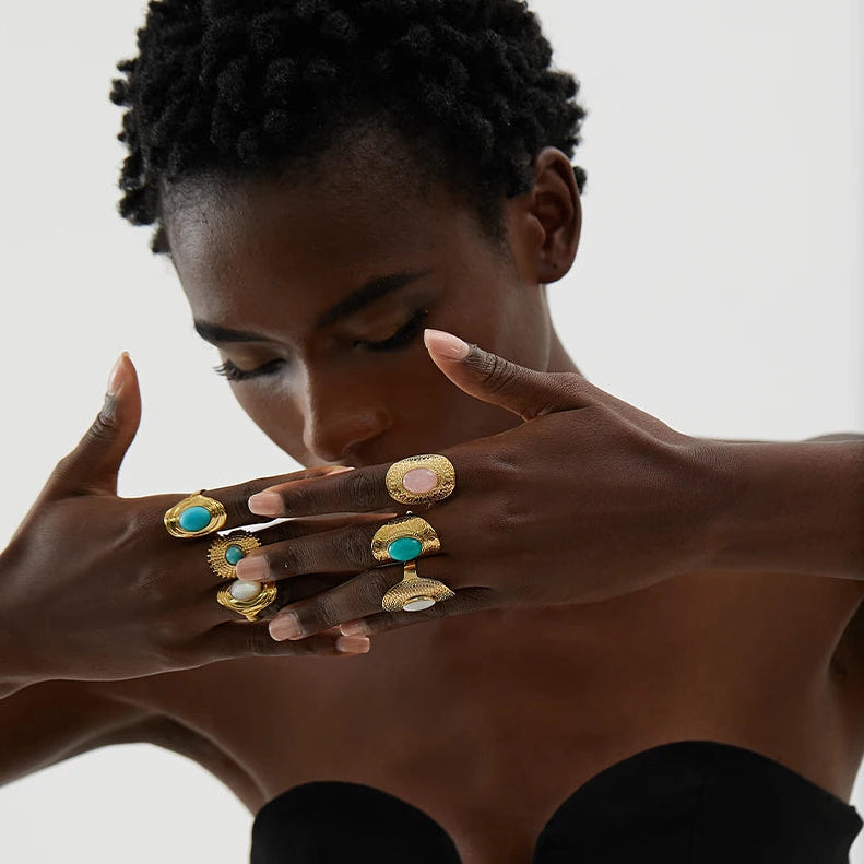 Etninen sormus luonnollisella kivellä 